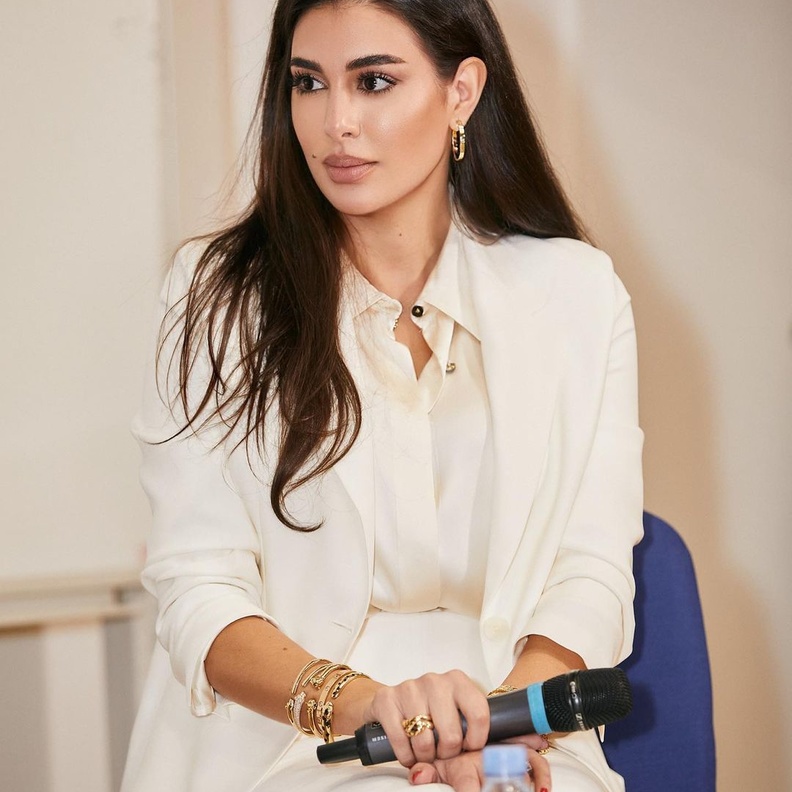 ياسمين صبري بإطلالة كلاسيكية بيضاء تعكس تفاؤلها في مناقشتها لقضايا المرأة