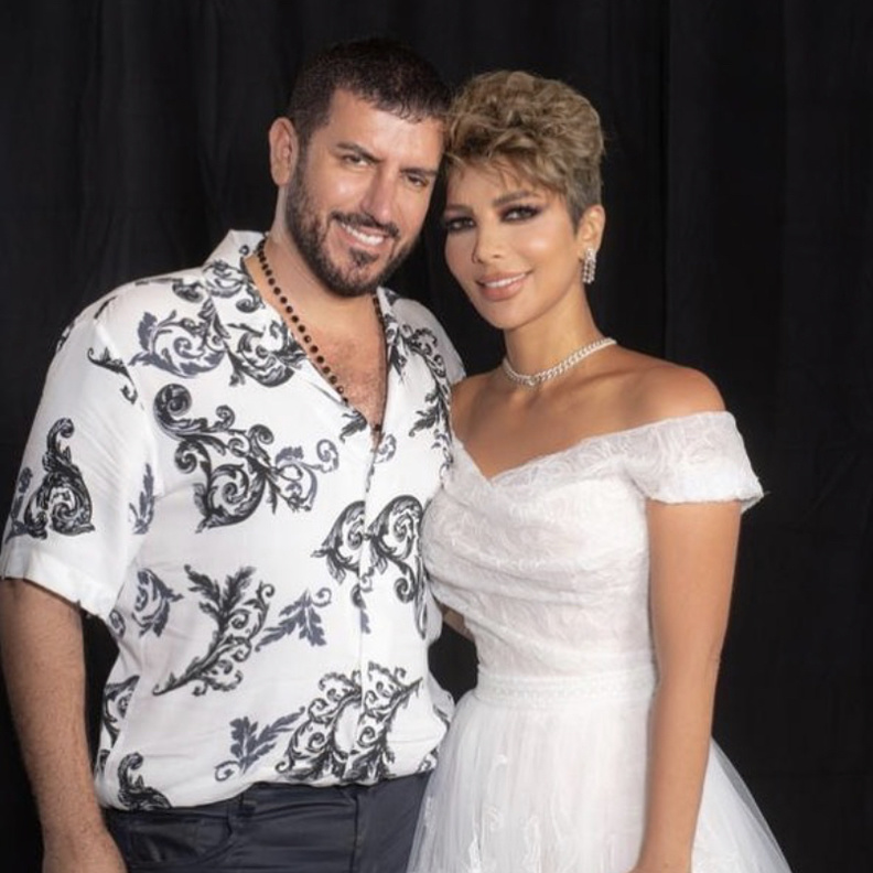 فائق حسن يدلل زوجته أصالة نصري في كواليس حفلها بالكويت