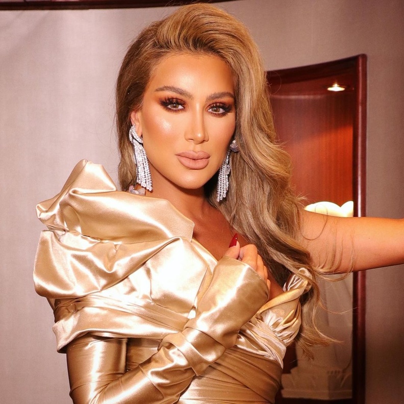 أجمل تسريحات شعر مايا دياب بأسلوب الريترو لسهرات ربيع 2022