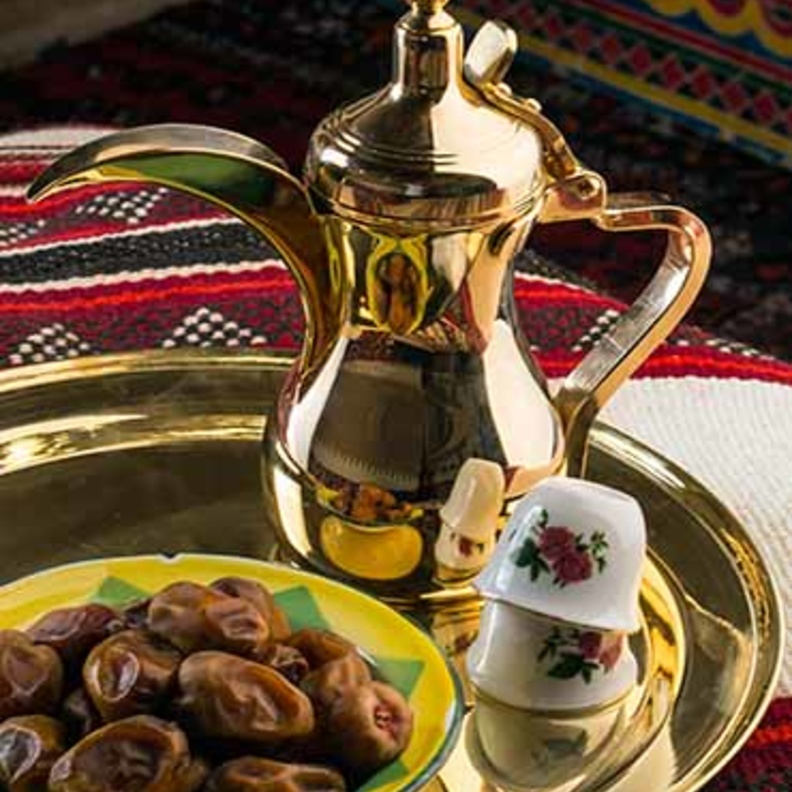 القرية النجدية.. تجربة تراثية ساحرة لتناول الطعام السعودي الأصيل