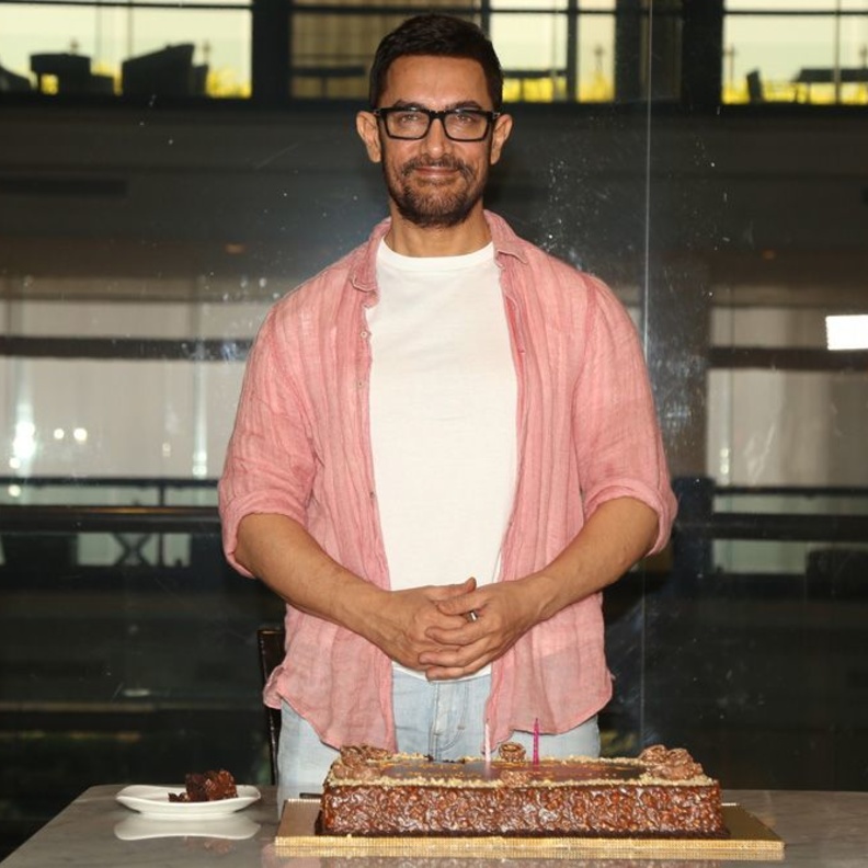 عامر خان يحتفل بعيد ميلاده مع وسائل الإعلام 