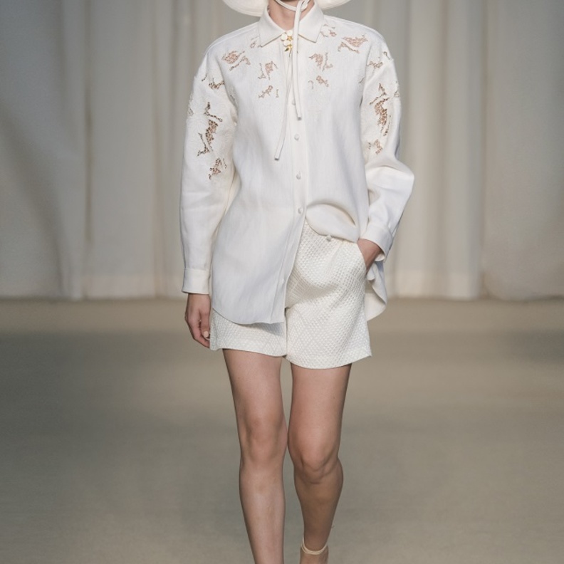 طرق تنسيق القميص الطويل بأسلوب مقفل من Adam Lippes