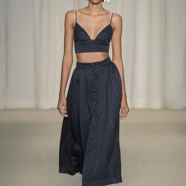 أبرز إطلالات اللّون الكحلي من مجموعات من ربيع وصيف 2022