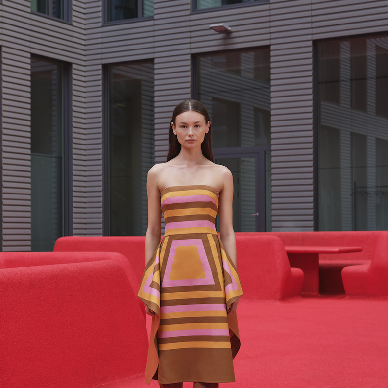 أفكار لتنسيق الفساتين مع البناطيل موضة ربيع 2022