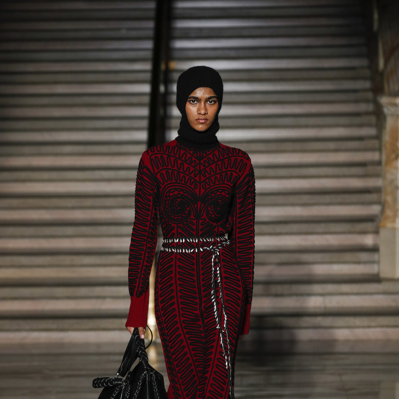 فساتين عصرية للصبايا المحجبات موضة 2022 من اسبوع نيويورك