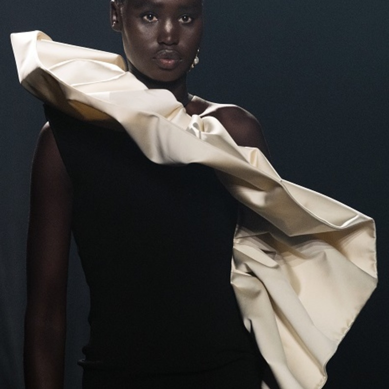 صيحات ربيع وصيف 2022 اللاّفتة أبرزها الياقة العريضة غريبة التصميم من Az Factory