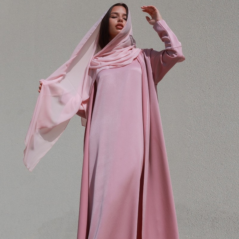 الدرجة الفاتحة والمرهفة من اللون الزهري بعباية أنيقة من Hessa Binsuwaidan