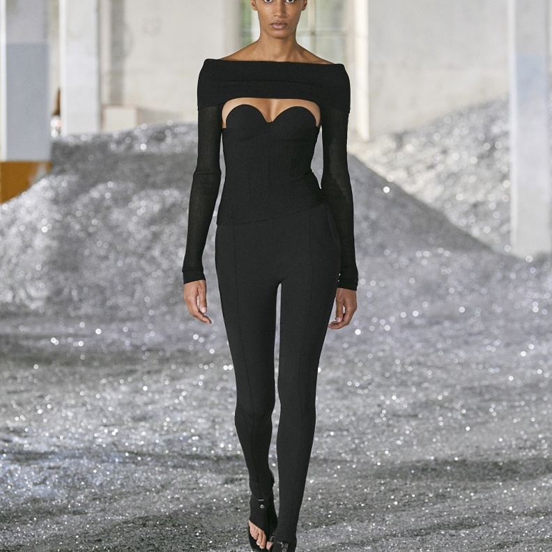 تنسيق السروال الأسود بأسلوب أنيق من Burberry