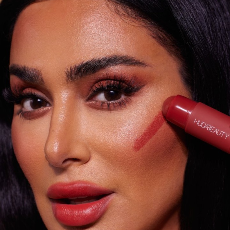 أبرزي خدّيك بكلّ جرأة مع أول إصبع بلاش على الإطلاق من Huda Beauty!