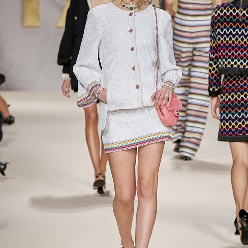 تنسيق إطلالة أنيقة للصيف بأسلوب الطقم المميّز من CHANEL