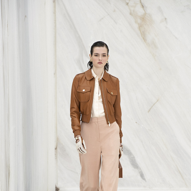 موديلات بنطلونات واسعة لاطلالات عصرية في ربيع 2022