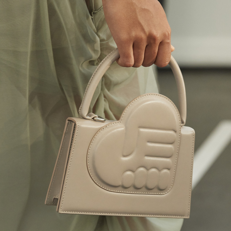 أكسسوارات أنيقة بدرجات النيود أجدد إطلالات ربيع 2022