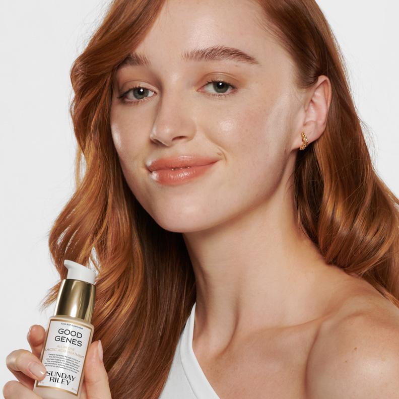 العلامة الرائدة لمستحضرات التجميل Sunday Riley  تعلن عن شراكتها الرسميّة مع فيبي دينيفور بصفتها السفيرة الأولى للعلامة 