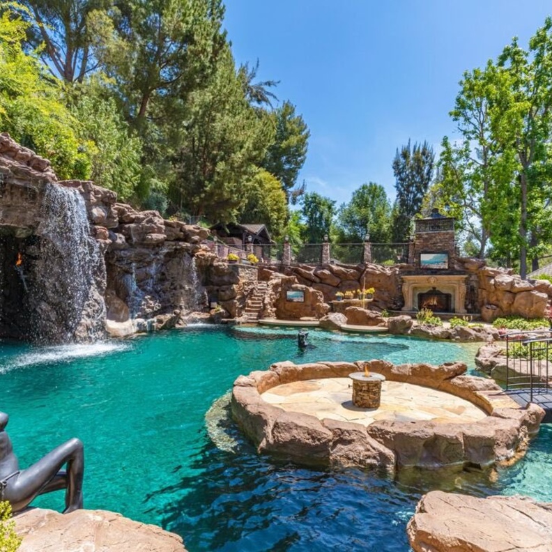 المغني درايك يعرض منزله في هيدن هيلز للبيع وبريتني سبيرز مرشحة لشرائه