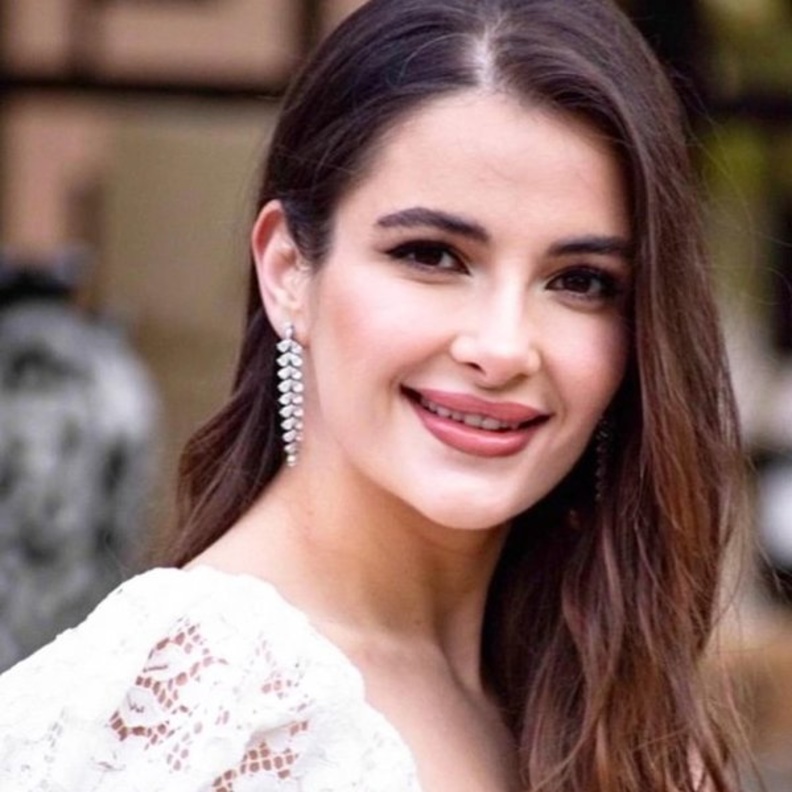  شام الذهبي تتألق بإطلالة جمالية ناعمة في حفل عقد قرانها