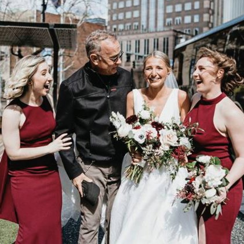  توم هانكس يفاجئ "من جديد" عروسا بالظهور غير مدعو في حفل زفافها