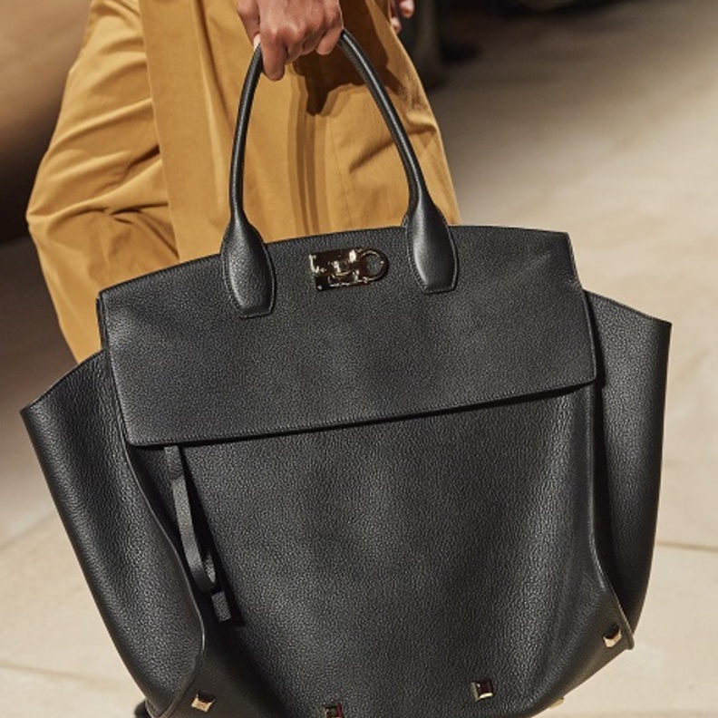 حقائب يد ربيع وصيف 2022 بحجم كبير وتصميم رائع من Salvatore Ferragamo