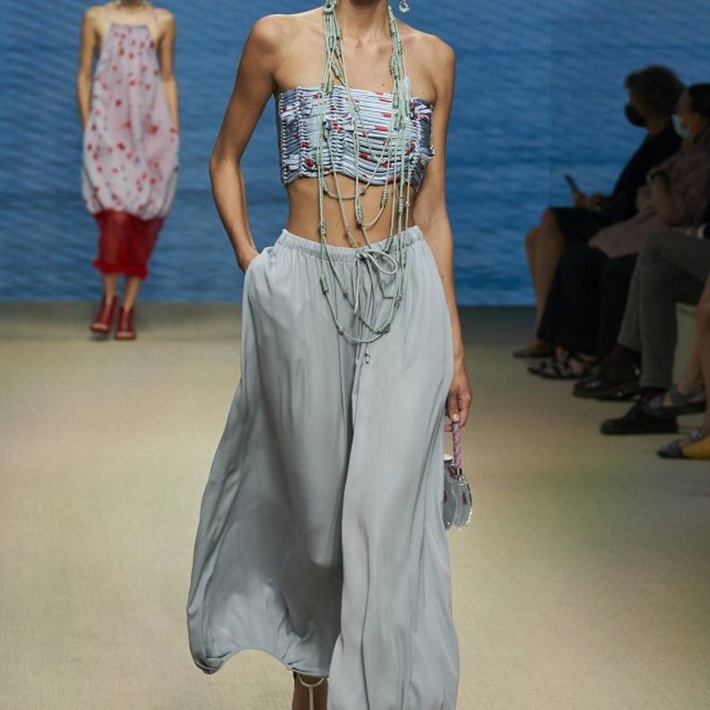 تنسيق السروال القماش الواسع مع الكروب توب للوك جذاب من Giorgio Armani