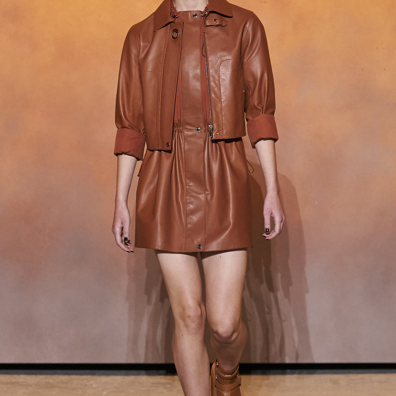 أفكار لتنسيق أزياء الجلد البني بأسلوب ملفت في ربيع 2022