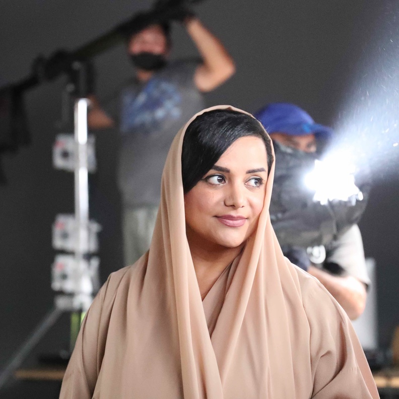  نايلة الخاجة أول مخرجة ومنتجة إماراتية لـ  "هي" : لا نزال في البدايات وفرص المخرجات الإماراتيات كبيرة 