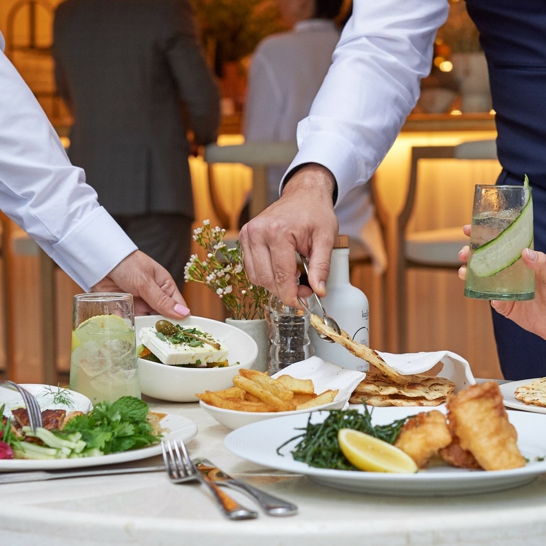 مطعم أفلي من تاشاس يطلق عرض غداء العمل المميز