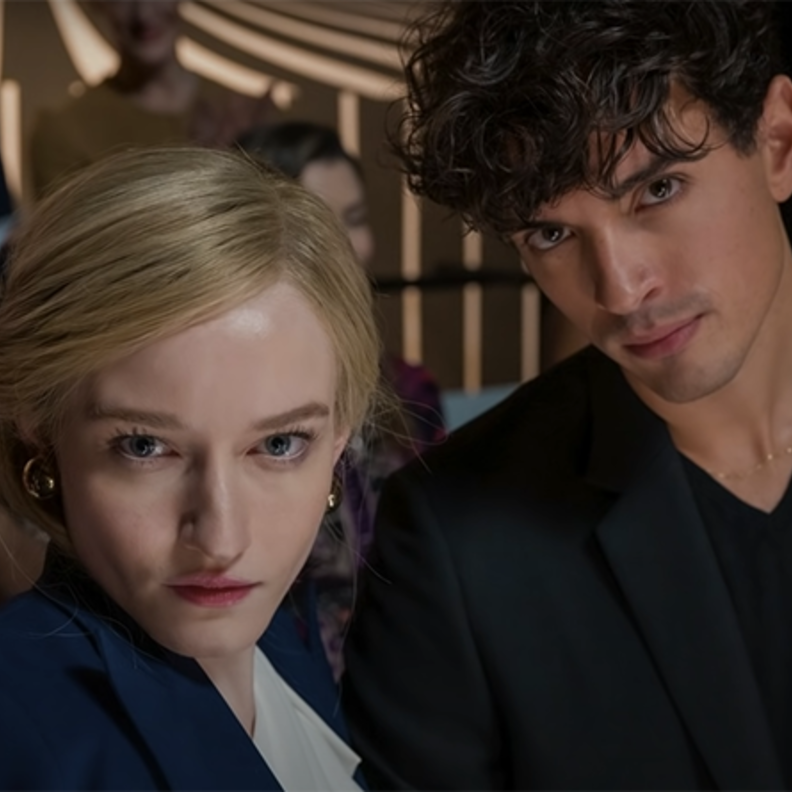 Inventing Anna.. "جوليا جارنر" تكذب وتُصدق أكاذيبها في دراما مُراوِغة وبطيئة الإيقاع