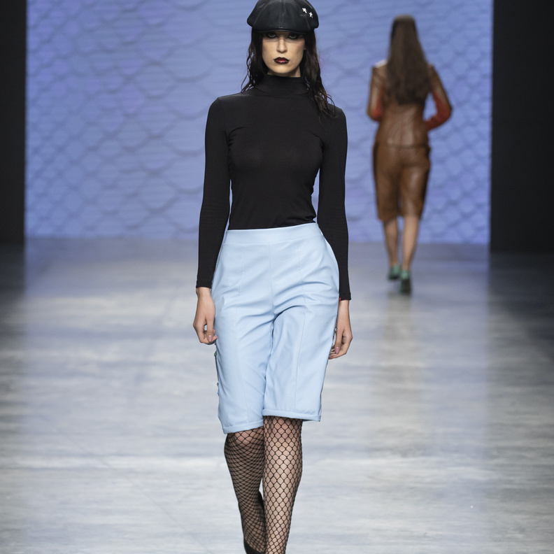 طرق تنسيق شورتات البرمودا الواسعة لإطلالة مريحة في صيف 2022