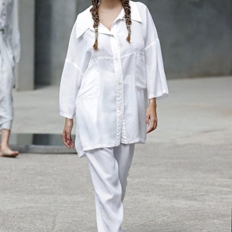 إطلالات عصرية ومريحة بملابس بيضاء فضفاضة من Julia Escriba