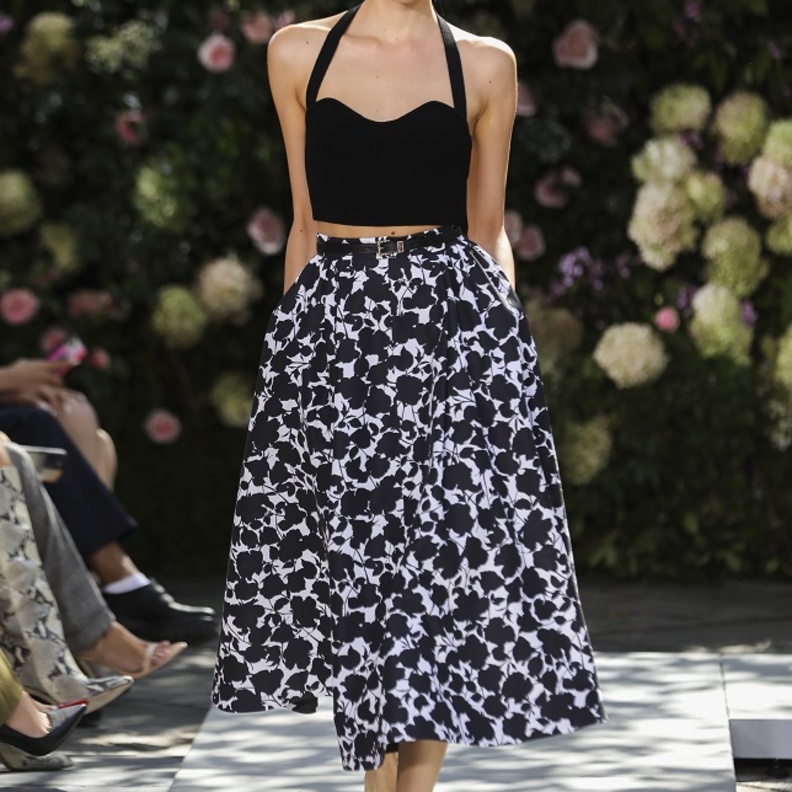 طرق تنسيق التنورة الميدي بأسلوب شيك من Michael Kors