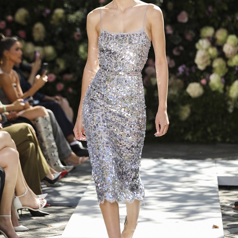 إطلالات باللّون الفضي للصيف بأسلوب أنيق من Michael Kors