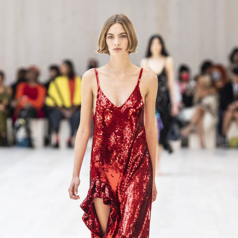 موديلات فساتين سهرة بالترتر لمناسبات ربيع 2022