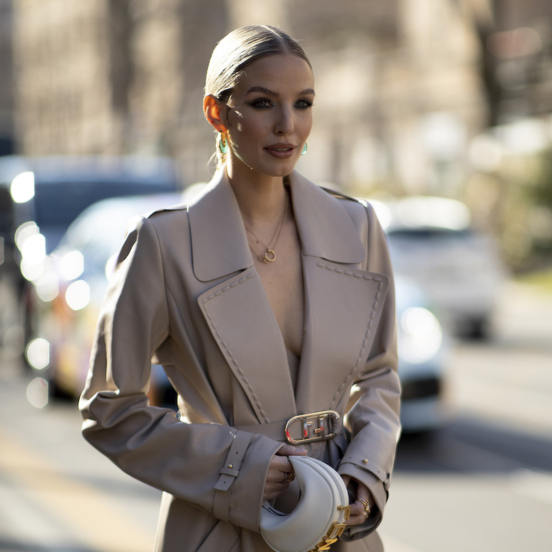 اكسسوارات أنيقة بدرجات النيود للصبايا لاطلالة أكثر أناقة 