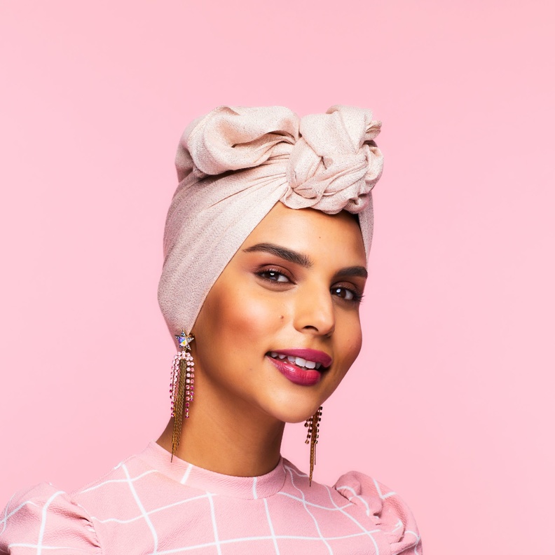 إطلالة الحواجب المحدّدة والشفّافة من Benefit Cosmetics