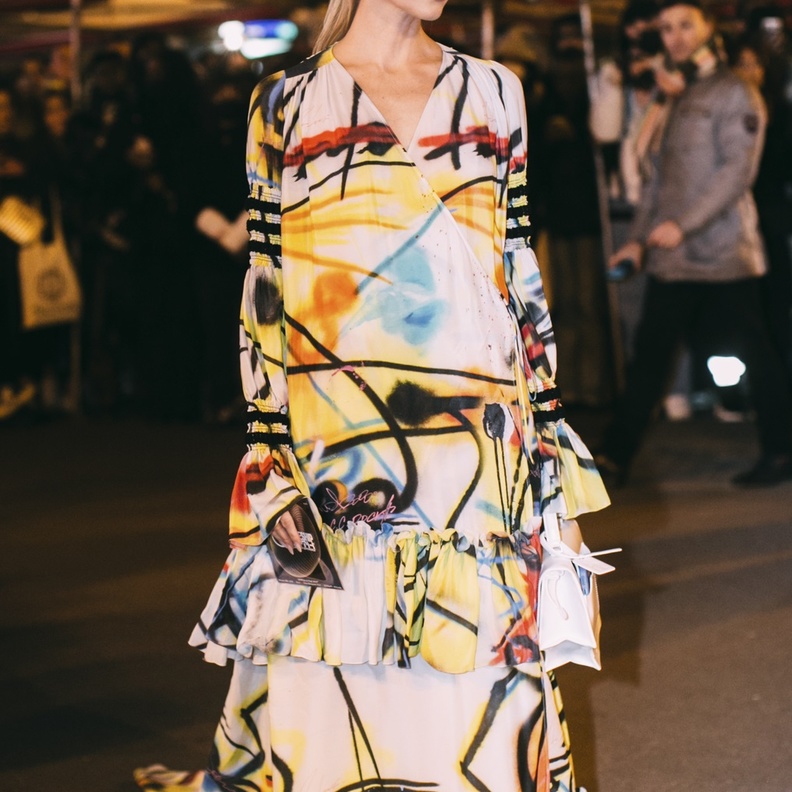 تصاميم مريحة وقصات عصرية في إطلالات متابعات الموضة في باريس 2022