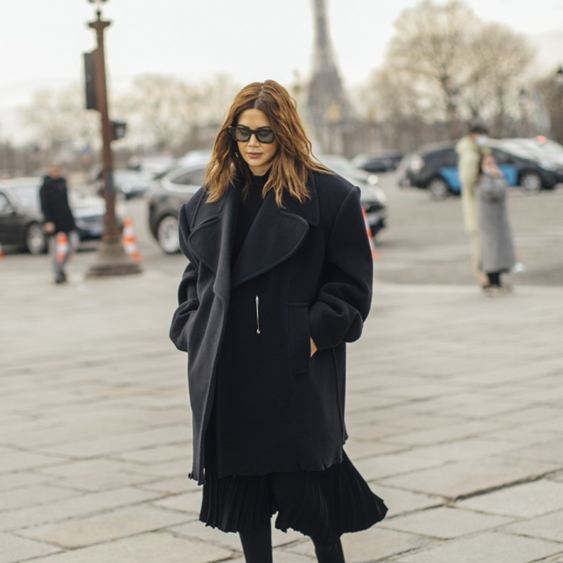 إطلالات ستريت ستايل في باريس باللّون الأسود بلوك مونوكروم