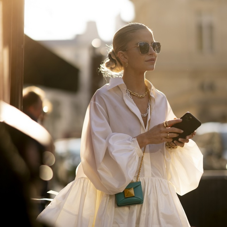 تنسيق حقائب cross bag لإطلالة شيك لافتة