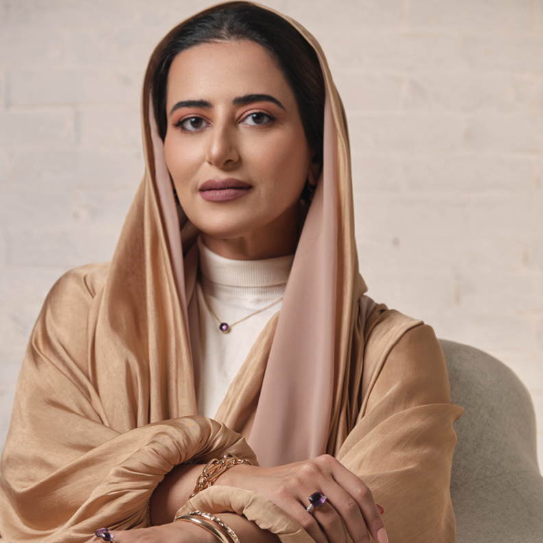أقراط وعقد وخواتم من مجموعة "نودو" Nudo وأساور من مجموعة "أيكونيكا" Iconica جميعها من دار "بوميلاتو" Pomellato