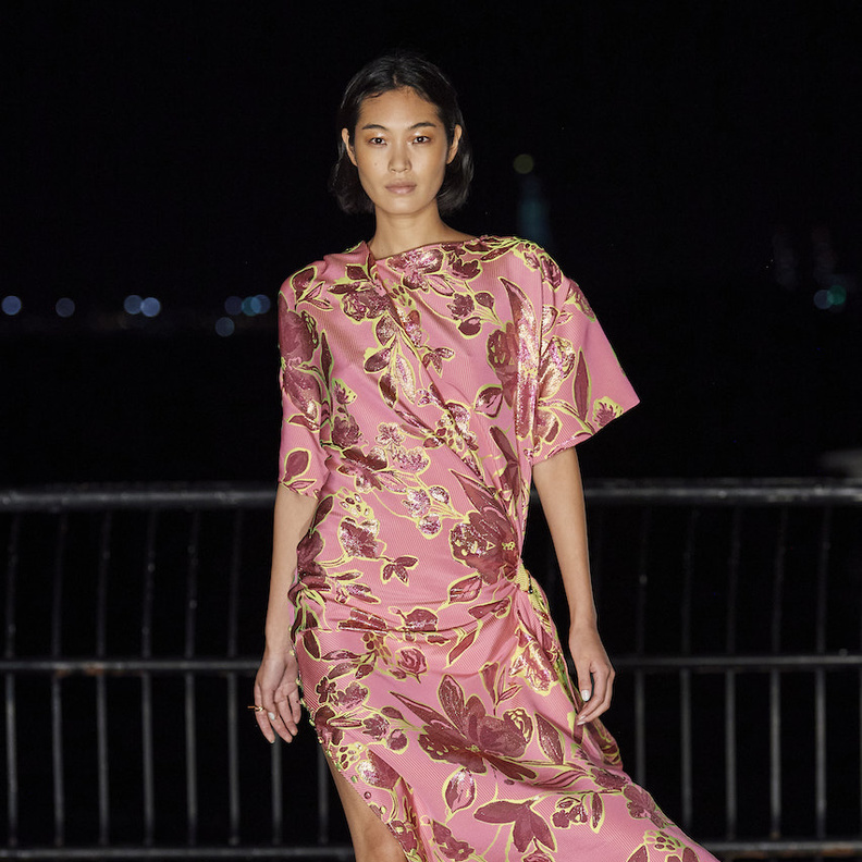 فساتين ربيعية مطبعة بالورود لاطلالات عيد الأم 2022