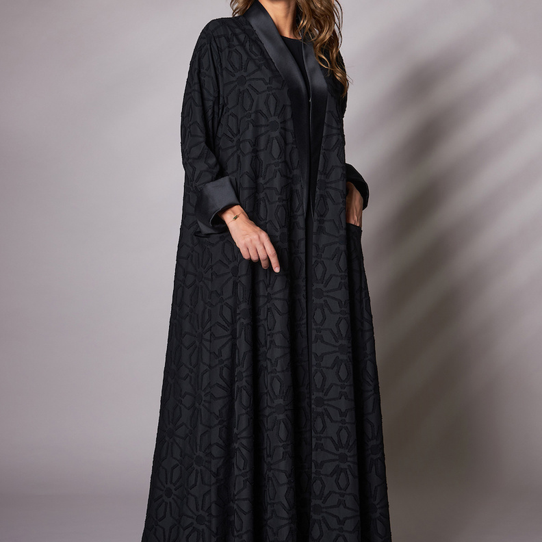 الأسود الراقي مع تطريزات الورود الناعمة بعباية من Al Khazna Al Zahabiya