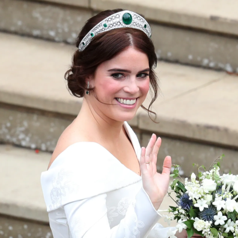 أجمل قطع المجوهرات الملكية المرصعة بالأحجار الكريمة من اللون الأخضر