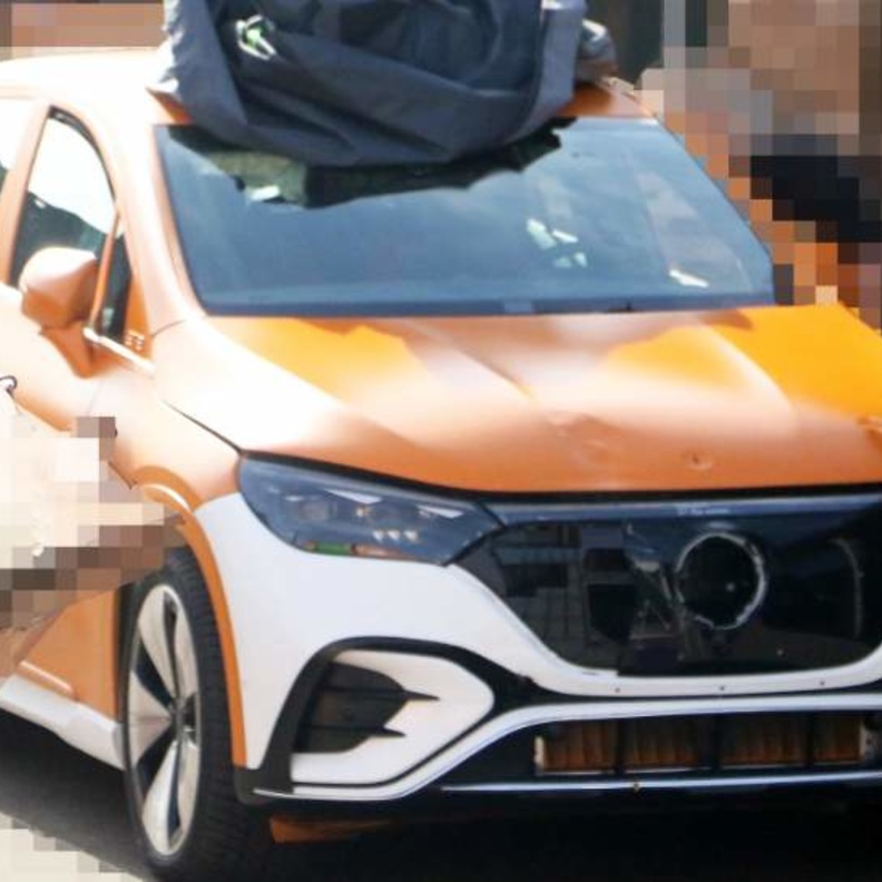 التقاط أول صور لسيارة مرسيدس EQE SUV الكهربائية بدون تمويهات