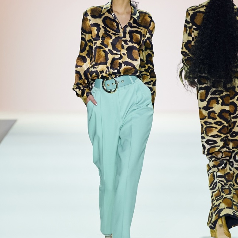 طرق تنسيق القميص للصيف بأسلوب عصري لافت من Sergio Hudson