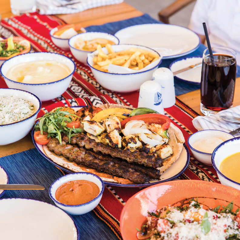 احتفل بالإفطار مع العائلة والأصدقاء في فيلدج بيسترو، واستمتعوا بأروع الأطعمة ووجبات الشواء