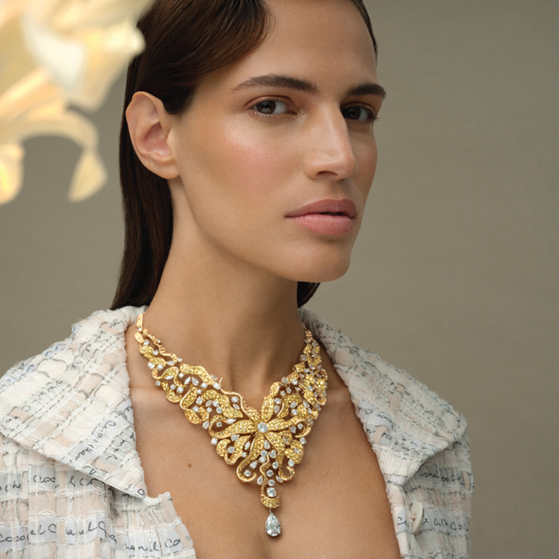 من مجوهرات "شانيل" الراقية CHANEL High Jewelry عقد "إيلانغ إيلانغ" Ylang Ylang من الذهب الأصفر والبلاتين والألماس والصفير الأصفر.