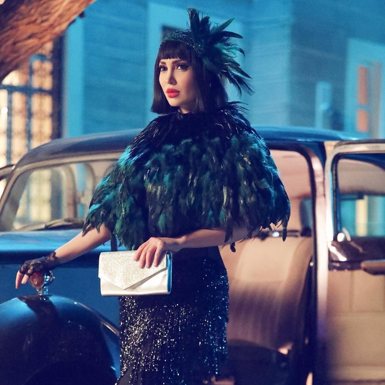 نسرين طافش تشوق الجمهور لـ مسلسلها الجديد بإطلالة غير تقليدية من الريش 