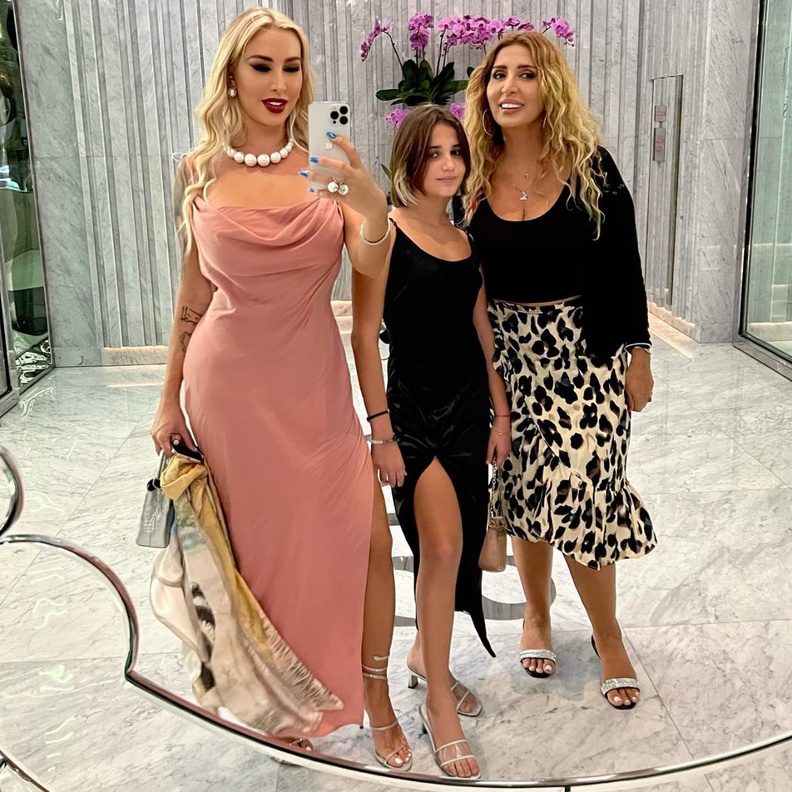 أجمل إطلالات جويل مع والدتها وابنتها