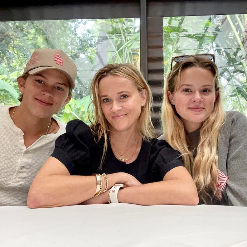 أبرز صور النجمات العالميات مع أبنائهن