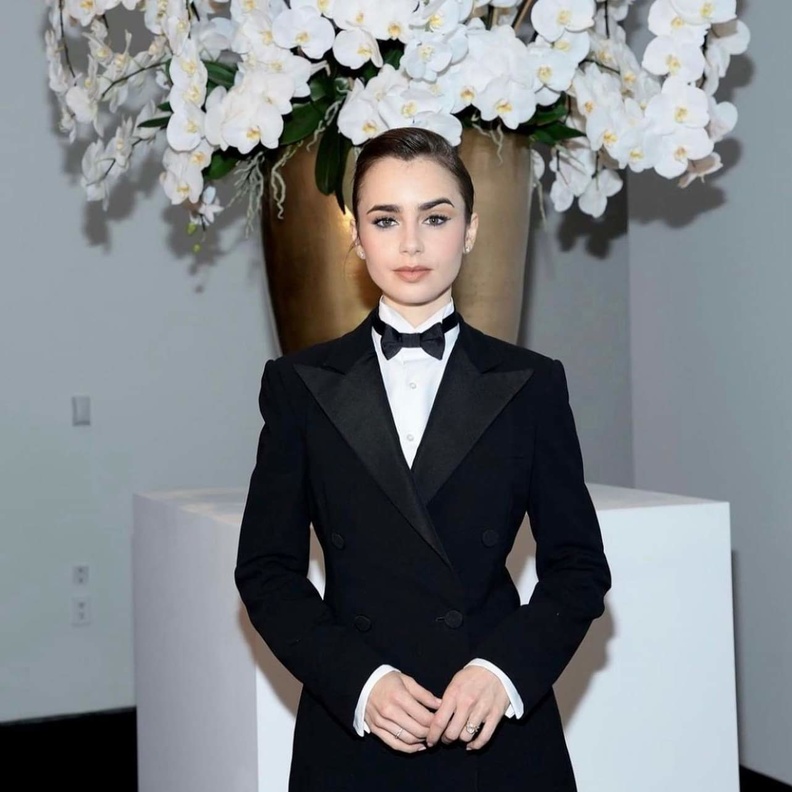 ليلي كولينز تتألق بإطلالة كلاسيكية