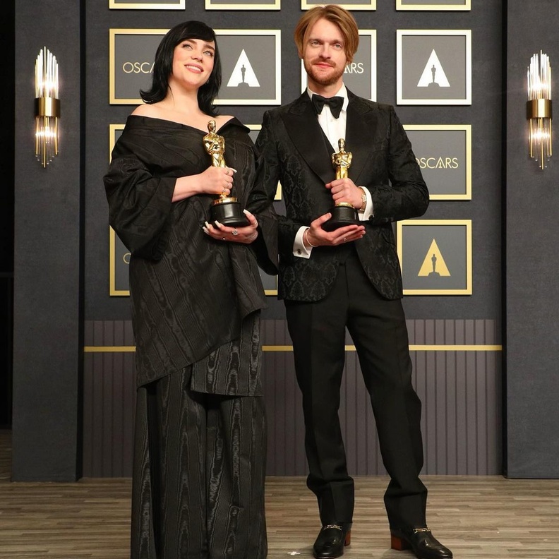 بيلي إيليش وأخيها