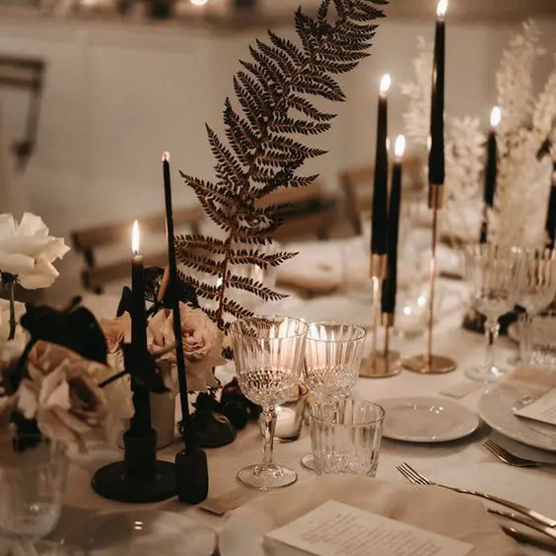 أفكار رائعة لديكور طاولات الزفاف باللونين الأبيض والأسود